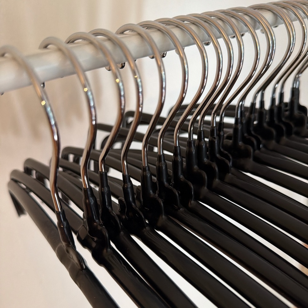 Chico’s Set of 20 Metal Top Rubberized Slim Black Non-Slip Clothing Hanger - Picture 3 of 5